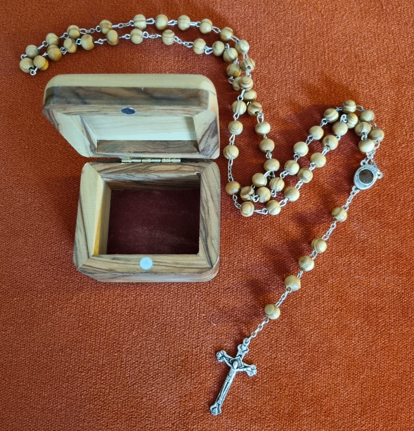 cross chian olive tree box and chain